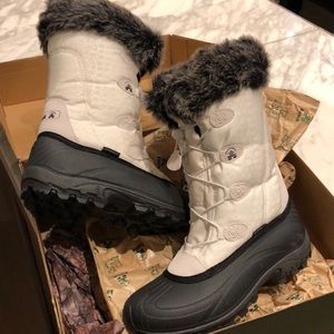 NIB Kamik snow boots. White with faux fur 8